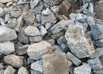 Beton und mineralische Abfälle mit Container entsorgen